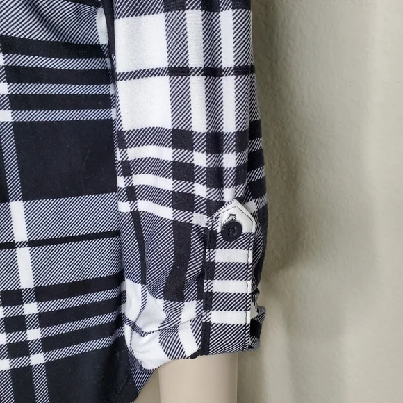 Plaid, 3/4 sleeve top. - Picture 5 of 10